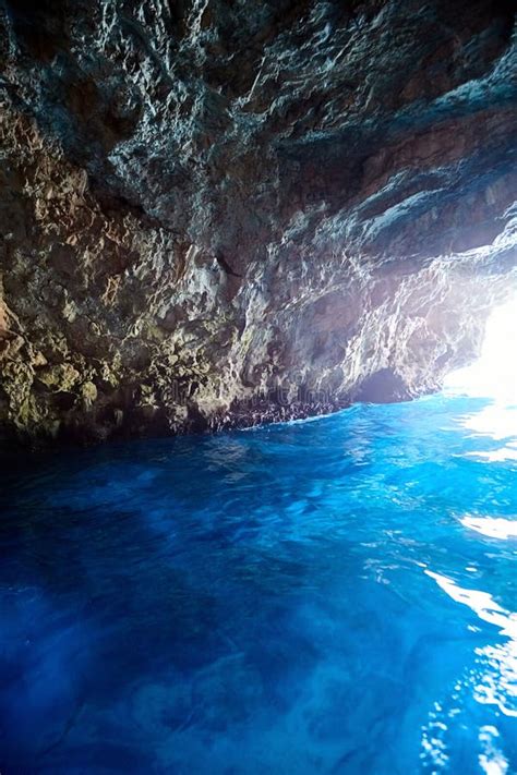 Montenegro De Cueva Azul La Luminosa Luz De La Entrada A La Cueva Con