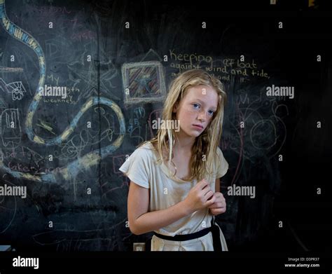 Fille Blonde Debout Devant Un Tableau Photo Stock Alamy