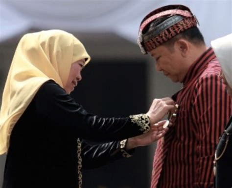 Gunakan Pakaian Khas Jember, Bupati Jember Terima Lencana Mas Jer ...