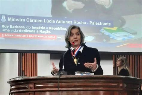 Ministra Cármen Lúcia recebe medalha no TJ BA extremamente emocionada