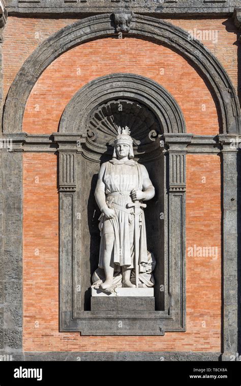 Le Statue Dei Re Di Napoli Palazzo Reale Di Napoli Italia Foto Stock