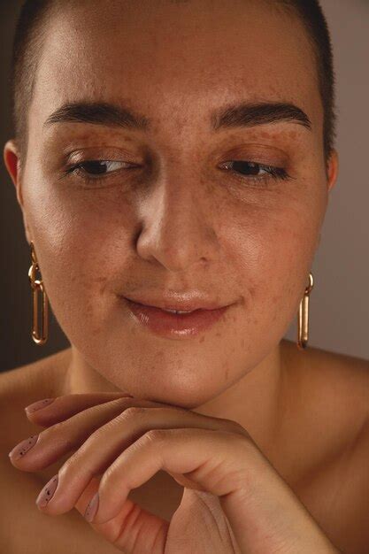 Una chica morena con el cabello corto y las pecas auténtico retrato en