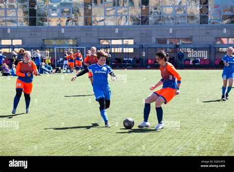 Girls Soccer Kick Hi Res Stock Photography And Images Alamy