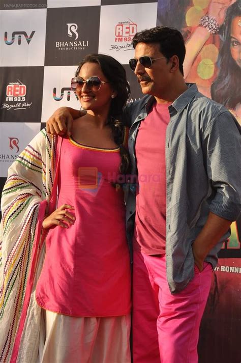 Sonakshi Sinha Akshay Kumar At Rowdy Rathore Promotional Rickshaw Race