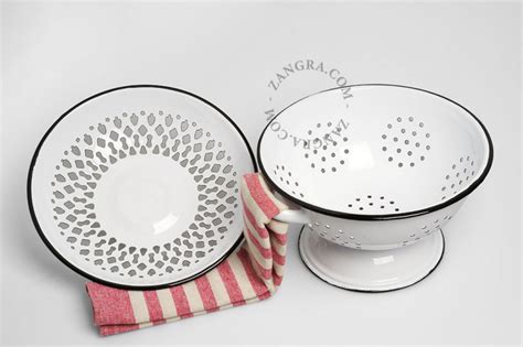 Retro white enamel colander | zangra