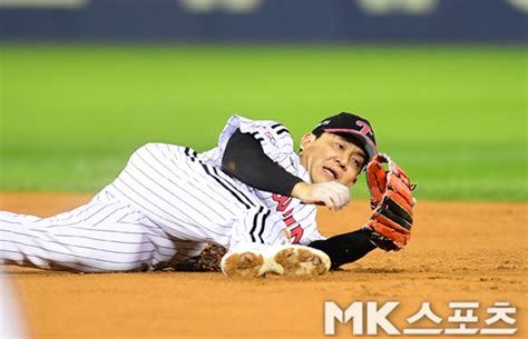 김민성 `몸을 날렸건만 ` Mk포토 Mk스포츠