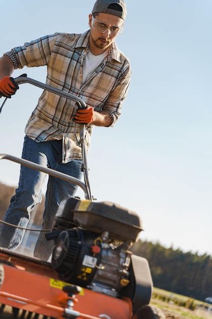 Homme Utilisant Une Machine D A Ration Pour La Scarification Et L