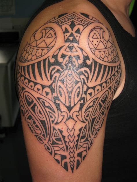 37 Oberarm Tattoo Ideen für Männer Maori und Tribal Motive