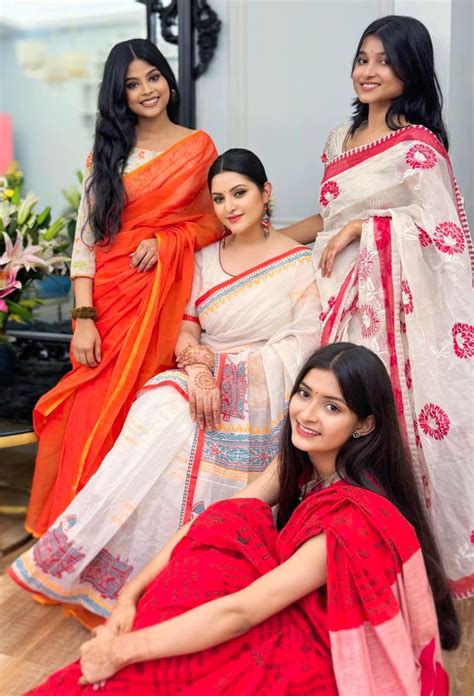 বোনদের সঙ্গে মুগ্ধতা ছড়ালেন পরীমণি
