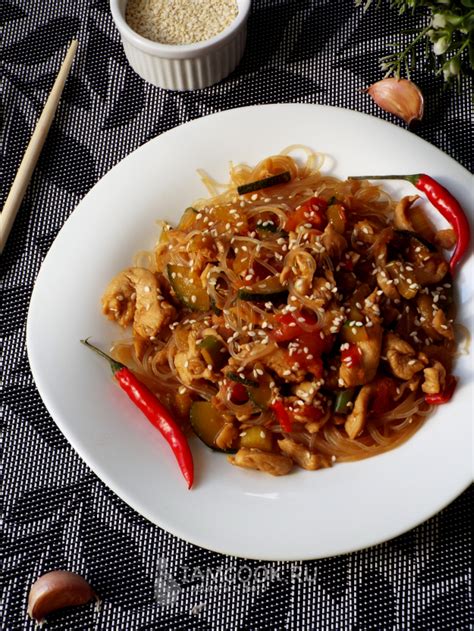Фунчоза вок с курицей и овощами — рецепт с фото | Рецепт | Вок, Еда ...