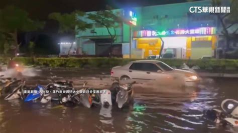 桃園蘆竹南山路淹大水 路旁機車險遭滅頂