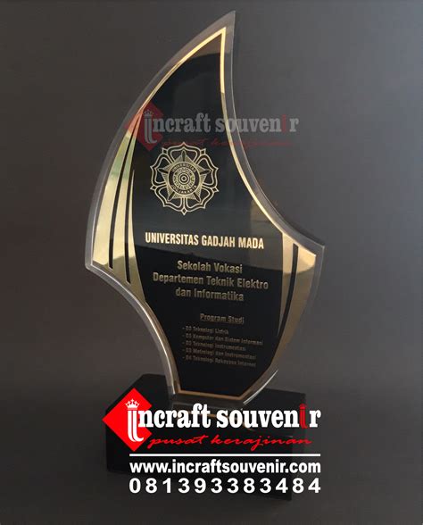 Plakat Souvenir Fiber Universitas Gadjah Mada R52 Incraft Souvenir