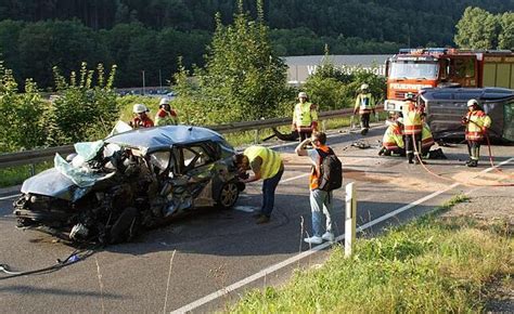 Auto Ger T In Gegenverkehr J Hriger Stirbt Im Enzkreis