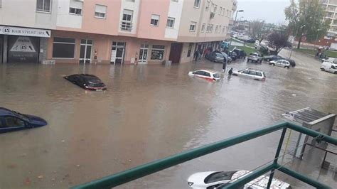 Chuva intensa provoca inundações em várias freguesias do Seixal Fora