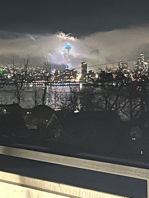 West Seattle Blog… | WEST SEATTLE SKY: Smoke-red moon, after smoke-pink