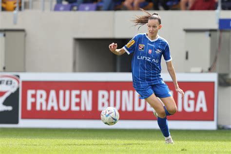 2 LINZ AG Frauenfußball Derby im Hofmann Personal Stadion FC Blau