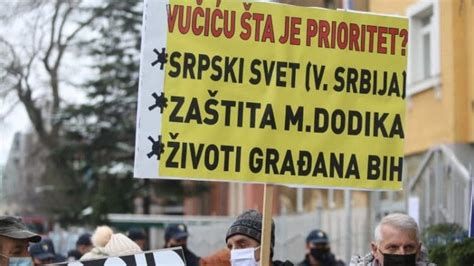 Nekoliko desetina građana na mirnom protestu ispred ambasade Srbije u