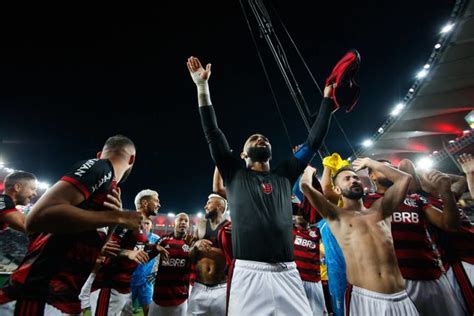 Torcedor Invade O Gramado Do Maracan Rea O Do Elenco Do Flamengo