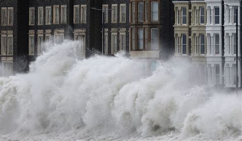 Photos: Storm Eunice pummels southern UK | Weather News | Al Jazeera