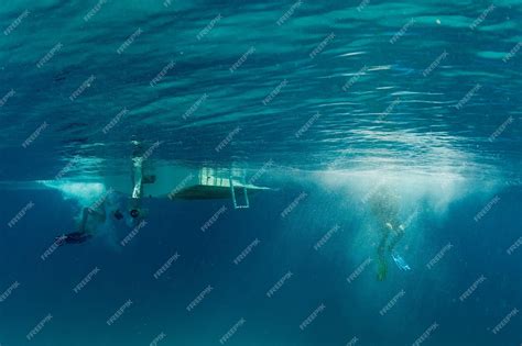 Premium Photo Scuba Diver Jumping From Boat