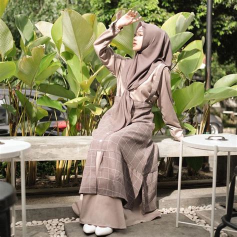 10 Ide Outfit Hijab Simpel Dan Kekinian Ala Julia Prastini