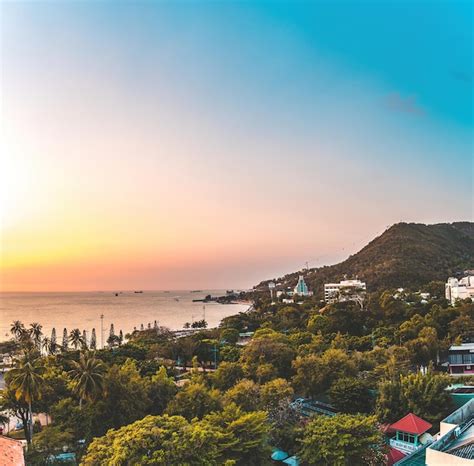 Vista aérea de la ciudad de vung tau con hermosa puesta de sol y tantos