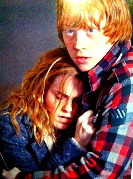 Ron Hermione Hug Ron Weasley Hermione Granger Ron And Hermione Harry