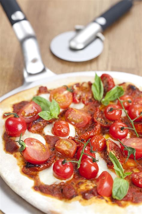 Pizza Aux Deux Tomates Recette Weber Recipe Food Vegetable