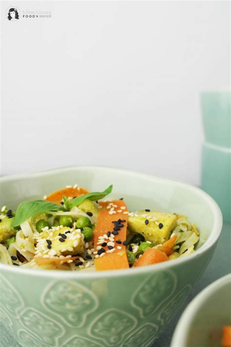 Reisnudelsalat mit Sesam Basilikum Pesto Möhren Erbsen und Avocado