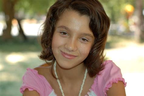 Junges Mädchen im Bikini stockbild Bild von belaubt recht