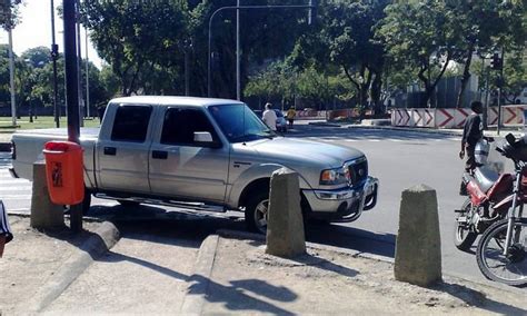 Estacionamento irregular atrapalha pedestres no Largo da Glória