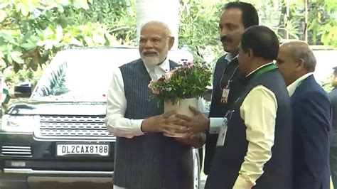 Pm Modi Isro Visit Narendra Modi Meets Isro Chandrayaan Scientists