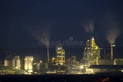 Vista Aérea De La Fábrica De Cemento Con Estructura De Hormigón Alto Y