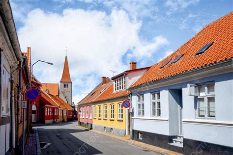 Background Jalan Jalan Desa Denmark Kecil Dengan Atap Merah Di Bawah