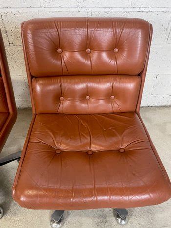 Paire De Fauteuils Vintage En Cuir Marron Fa Antikeo