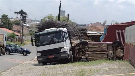 Caminhão desce ladeira bate em carros e invade casas 10 crianças