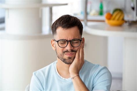 Hombre Enfermo Deprimido Que Tiene Dolor De Muelas Y Toca La Mejilla