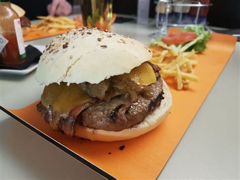 Pan Artesano Hamburguesa De Carne De Vacuno Bacon Lechuga Tomate