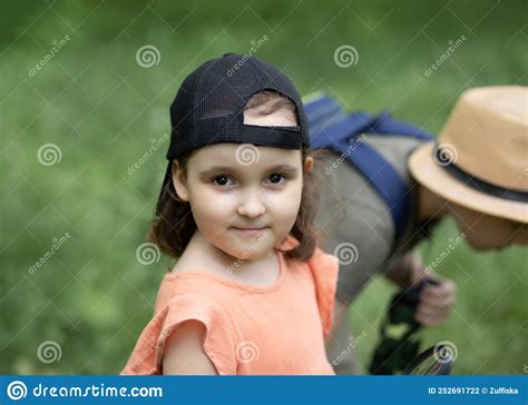 Petite Fille Caucasienne Mignonne Explorant L Environnement Naturel