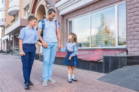 Pai leva os filhos para a escola o primeiro dia na escola início das