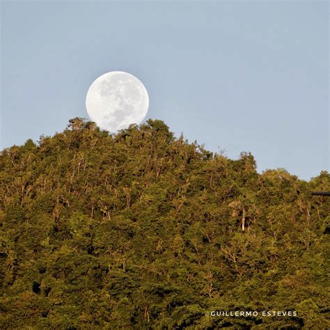 Moonset Over The Weekend Full Moon Set Over This Mountain Flickr