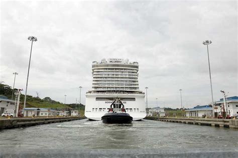 Canal de Panamá rompe récord con el paso de crucero de 5 000 pasajeros