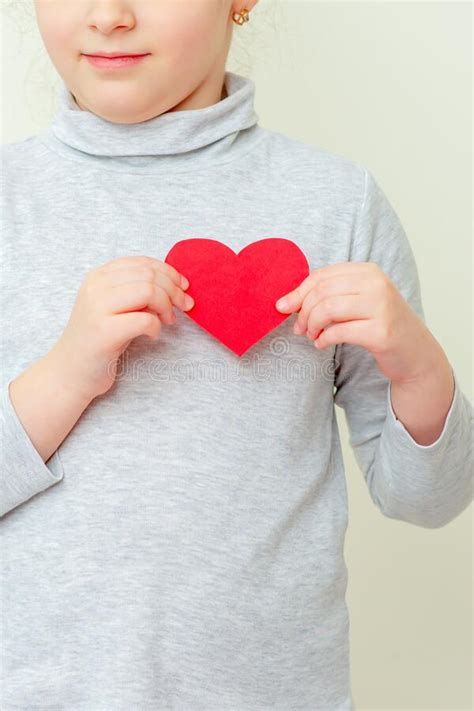 Petite Fille Tient Rouge Peu De Coeur Image Stock Image Du Enfant