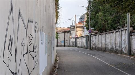 Uboldo Imbrattato Il Muro Del Cimitero Il Saronno