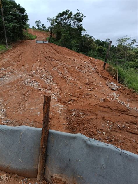 Enxurrada de lama de obra invade casa arrasta móveis e revolta família