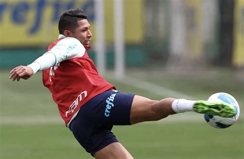 No Palmeiras Rony tem números parecidos provável convocado para a