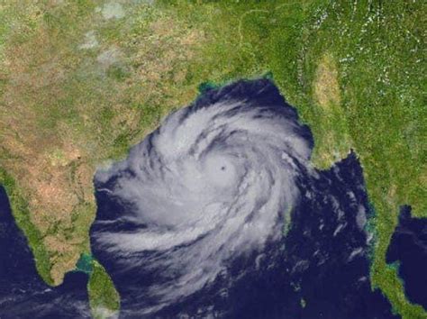 800,000 Evacuated as 140mph Cyclone Hits India's East Coast