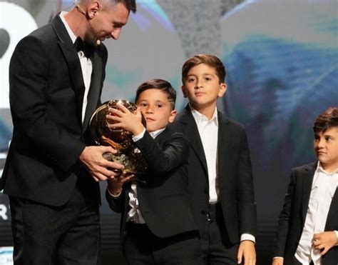 Messi Celebrated with his kids