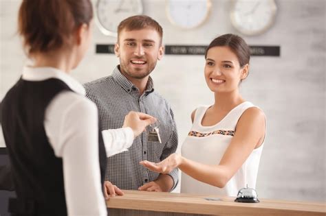 Pareja Joven Recibiendo La Llave De La Habitaci N Del Hotel En La