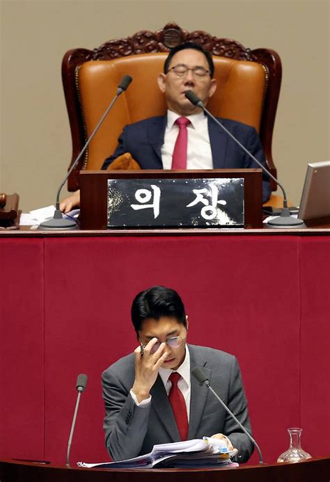 與 필리버스터조차 무기력 대놓고 졸고 새벽 10명만 자리지켜